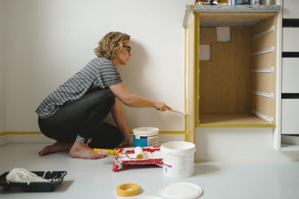 kvinna målar kök